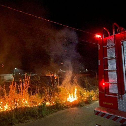 Corpo de Bombeiros combate incêndio em vegetação de terreno urbano