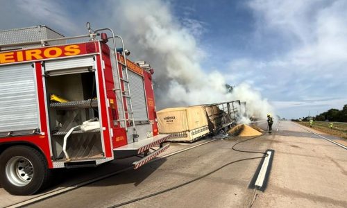 Corpo de Bombeiros controla incêndio em carreta carregada com soja na BR-364