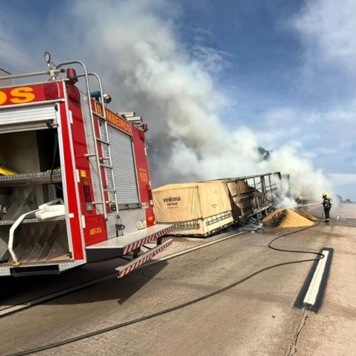 Corpo de Bombeiros controla incêndio em carreta carregada com soja na BR-364
