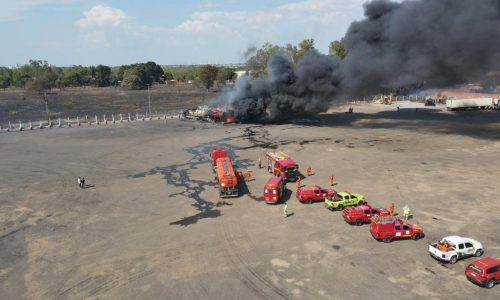 Corpo de Bombeiros combate incêndio em carretas em posto de combustível