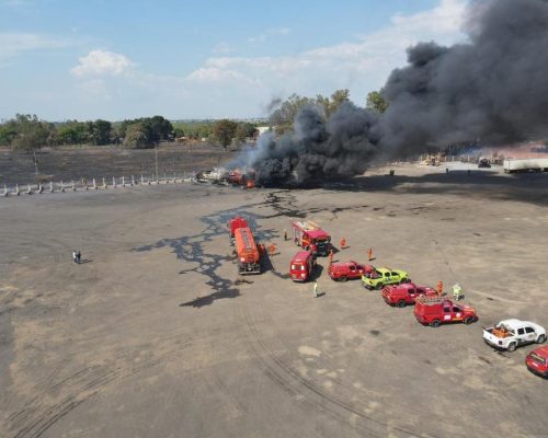 Corpo de Bombeiros combate incêndio em carretas em posto de combustível