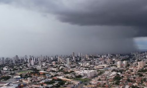 Semana começa com pancadas de chuva e alerta de temporais em Mato Grosso