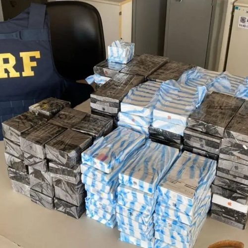 Fiscalização flagra carro de luxo “abarrotado” com iPhone 17 na BR-163