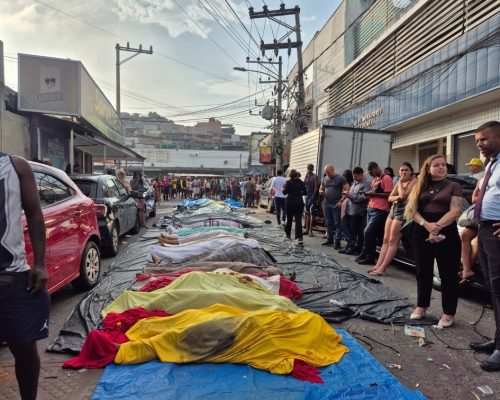 Cenas de guerra: moradores da Penha levam 54 corpos para praça após operação policial no Rio de Janeiro