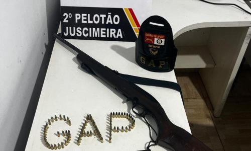 Homem é preso pela PM com espingarda municiada e mais de 70 munições em Juscimeira