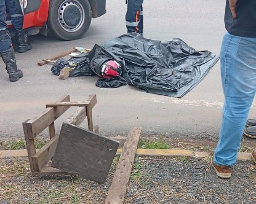 Passageira de moto morre em colisão com caminhão no Distrito Industrial