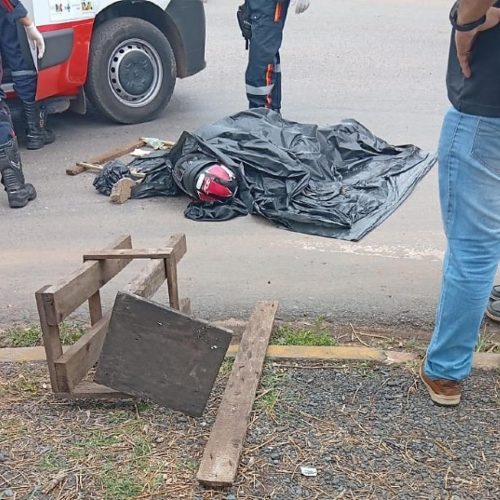 Passageira de moto morre em colisão com caminhão no Distrito Industrial