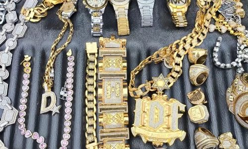 Família de líder criminoso é detida a caminho da Bolívia com grande quantidade de joias; grupo foi liberado após depoimento