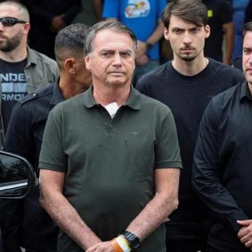 Bolsonaro deixa custódia da PF pela primeira vez para passar por cirurgia de hérnia em Brasília