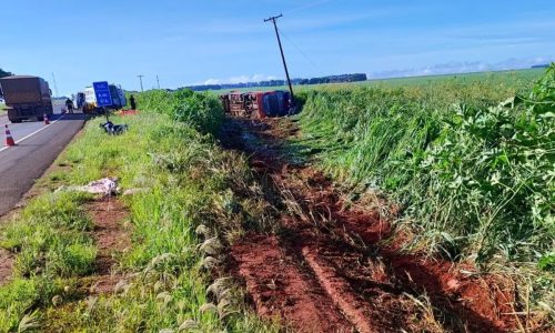Ônibus tomba na BR-163 com 40 passageiros; duas pessoas morrem e nove ficam feridas em Sonora