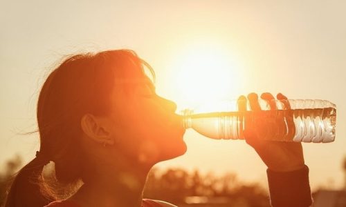Calor extremo coloca mais de 1,2 mil cidades em alerta; especialistas reforçam a importância da hidratação, especialmente para idosos