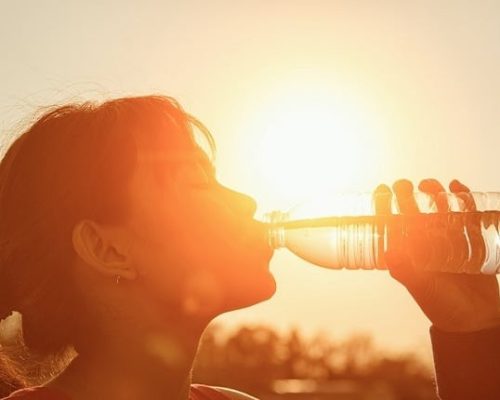 Calor extremo coloca mais de 1,2 mil cidades em alerta; especialistas reforçam a importância da hidratação, especialmente para idosos