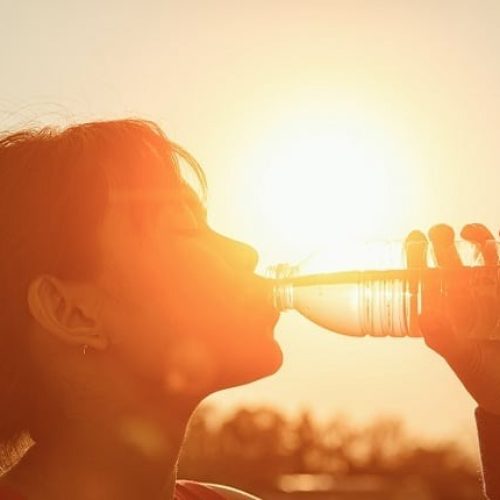 Calor extremo coloca mais de 1,2 mil cidades em alerta; especialistas reforçam a importância da hidratação, especialmente para idosos