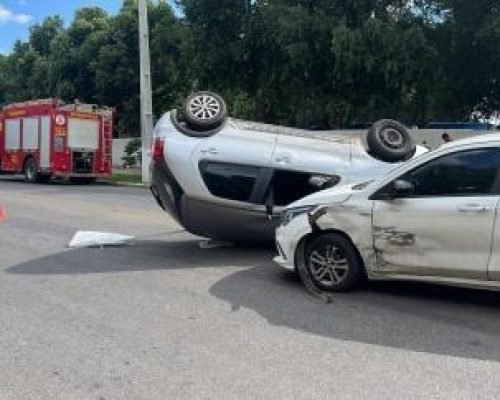 Mulher fica ferida após colisão entre carros e capotamento em Várzea Grande
