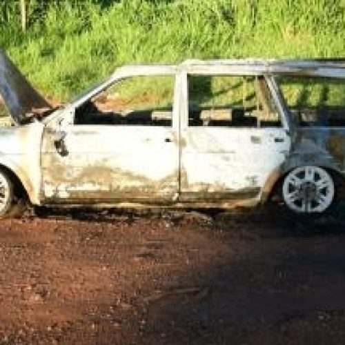 Carro funerário pega fogo na BR-163 em Rondonópolis; urna com corpo é salva por populares