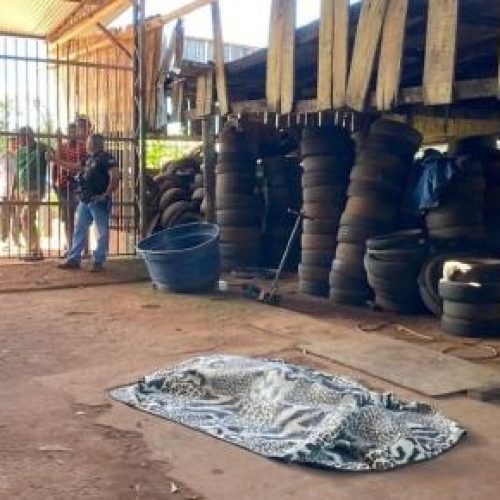 Homem é morto a tiros em borracharia e irmão escapa após falha de arma em Vila Bela da Santíssima Trindade