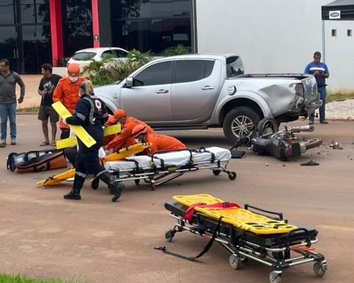 Bombeiros militares socorrem vítima após acidente de trânsito em avenida