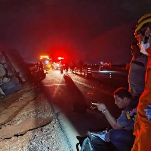 Ônibus com 26 passageiros capota na BR-163 em MT; seis pessoas ficam em estado grave