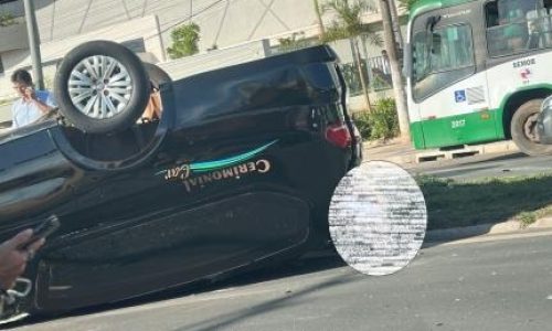 Carro funerário capota na Avenida Fernando Corrêa e corpo fica parcialmente exposto