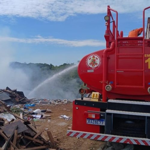 Corpo de Bombeiros combate incêndio em aterro sanitário em Primavera do Leste