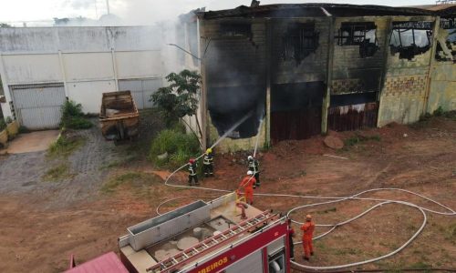 Corpo de Bombeiros combate incêndio em depósito abandonado em Várzea Grande