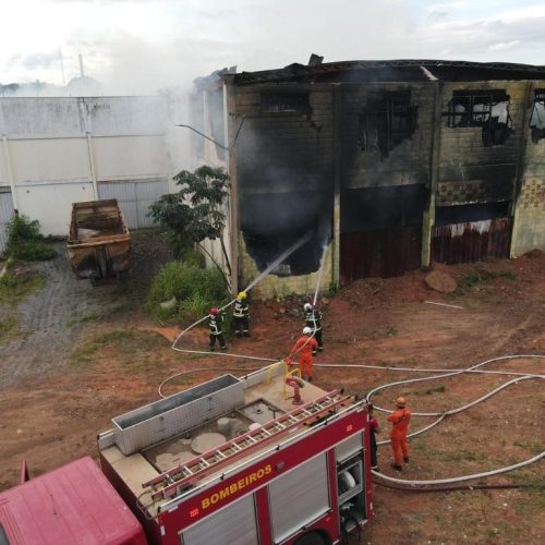 Corpo de Bombeiros combate incêndio em depósito abandonado em Várzea Grande
