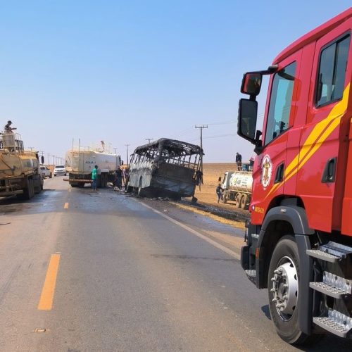 Bombeiros auxiliam equipe de concessionária a extinguir incêndio em ônibus na MT-242