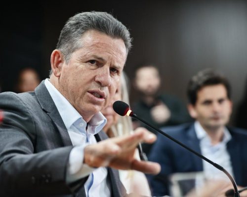 Governador manda projeto para proibir uso de celular em sala de aula pelos alunos