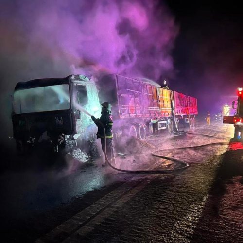 Incêndio destrói cavalo mecânico de carreta com soja na BR-364 em MT