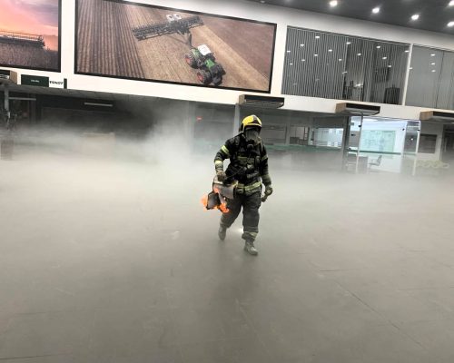 Corpo de Bombeiros combate incêndio em concessionária em Primavera do Leste