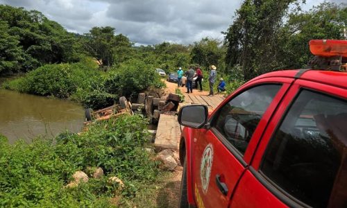 Caminhão cai de ponte e mulher morre presa na cabine em MT