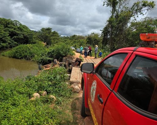 Caminhão cai de ponte e mulher morre presa na cabine em MT
