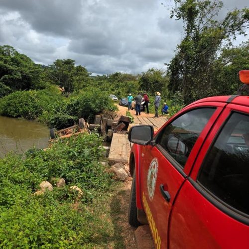 Caminhão cai de ponte e mulher morre presa na cabine em MT