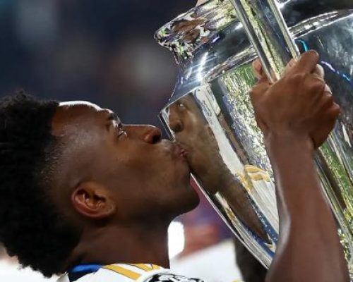 Vini Júnior recebe troféu de melhor jogador da Liga dos Campeões 2023/2024